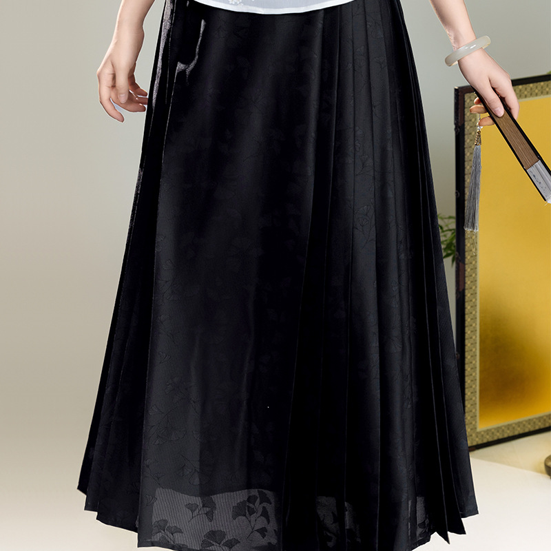 Xiu Guan Tang Mo Yu's 2025 summer collection features a new Chinese-style Hanfu skirt with an improved zipper design and a horse face skirt, creating a trendy Chinese style Application Scenario