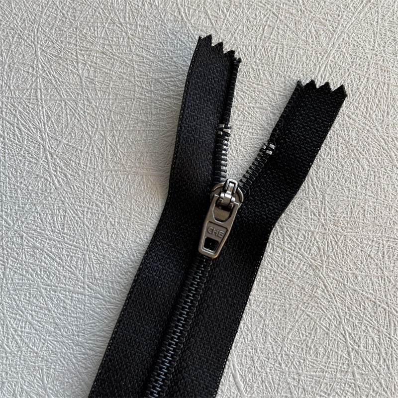Wholesale of No. 4 nylon closed-tail zipper casual pants, dress pants, jeans pants and clothing spring pull buttons from the manufacturer Item Picture