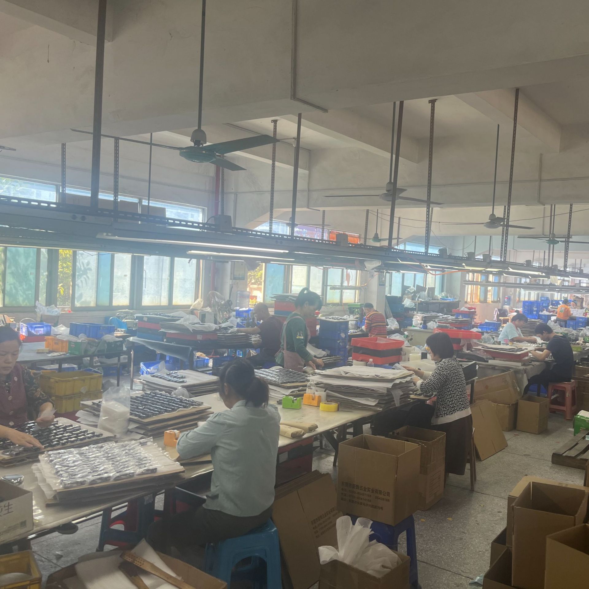 The new type of foreign trade pin buckle belt buckle, zinc alloy 3.5 waist belt pin buckle, simple and fashionable men's pin style leather head Application Scenario