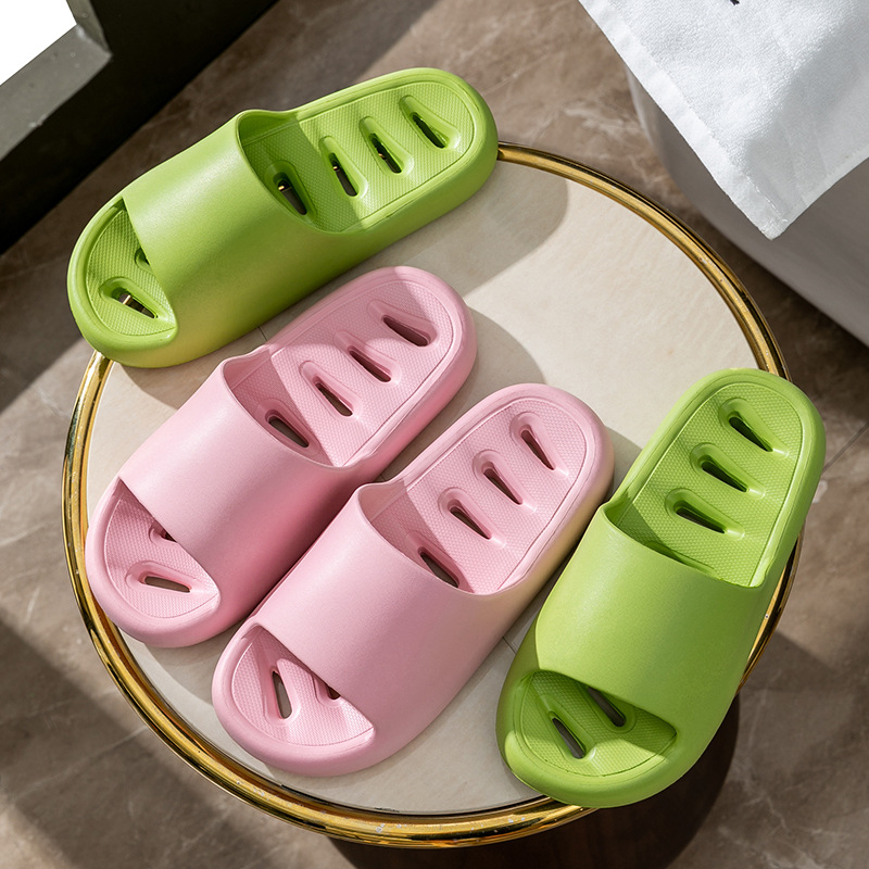Non-slip bath slippers for men and women summer home indoor stepping on shit leakage home eva bathroom slippers wholesale details Picture