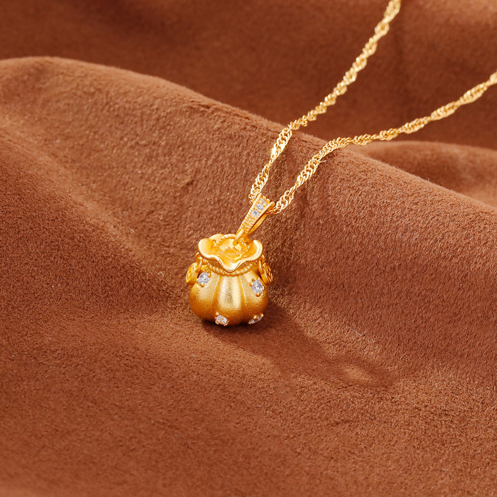 Hyacinth New Chinese-style golden small lucky bag pendant necklace, exquisite high appearance level, niche design, light luxury, fashionable and versatile collarbone chain Application Scenario
