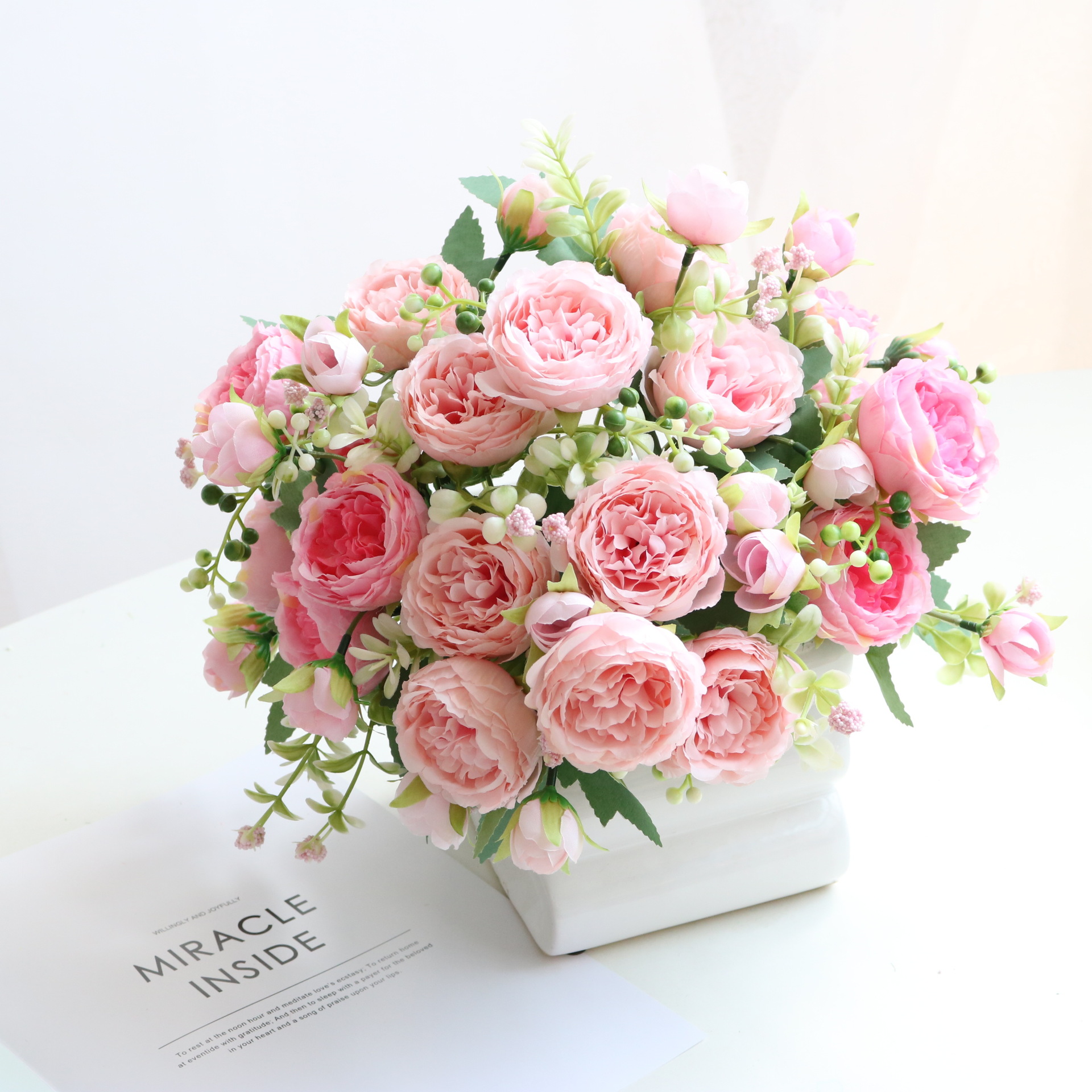Spot Wholesale Home Decoration Simulation Fake Flower Small Bouquet Rose Wedding Arrangement Simulation 5 Head Persian Rose Application Scenario