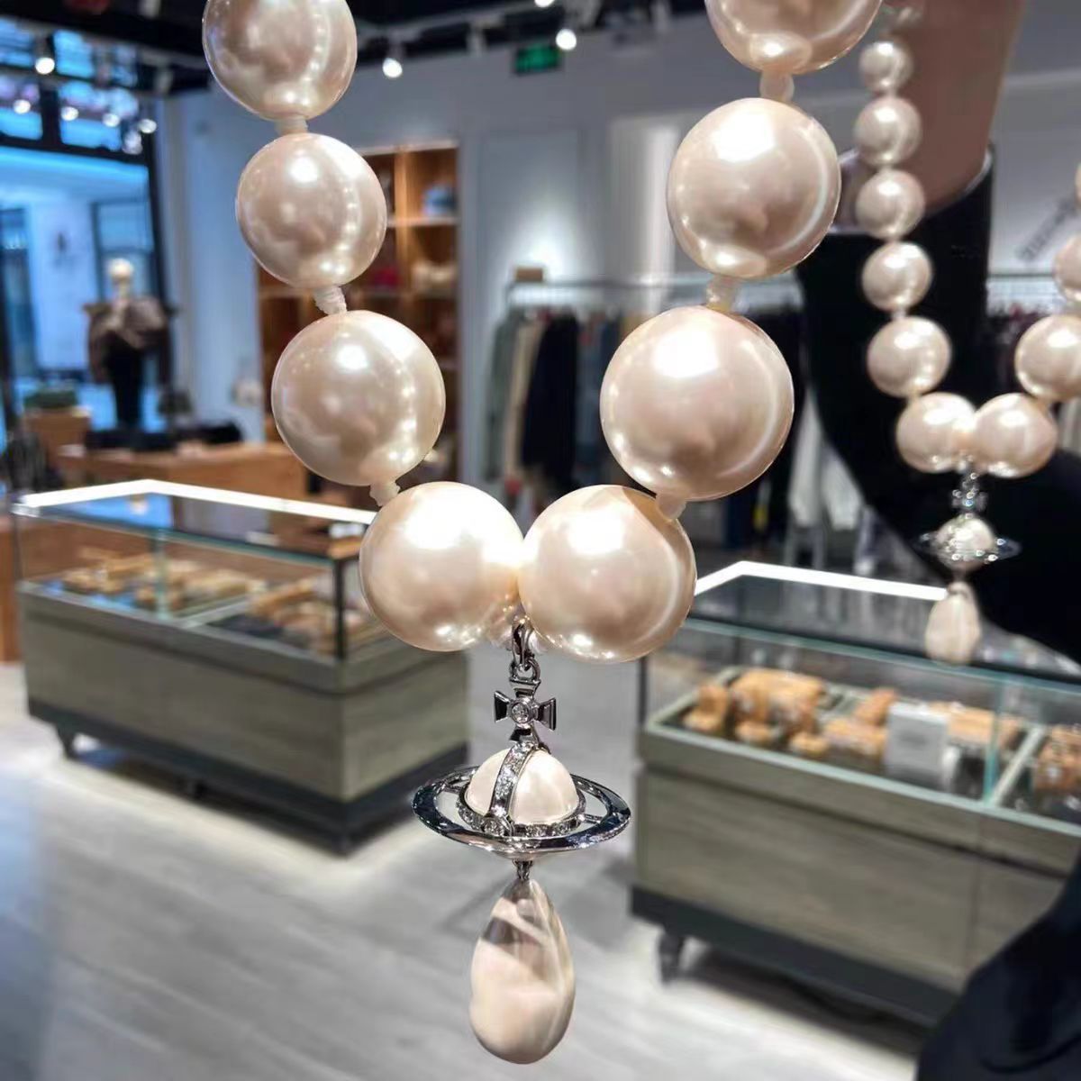 Empress of the West, high-end Baroque large size, exaggerated water drop pearl texture, heavy industry planet pearl collarbone chain, female pic 3