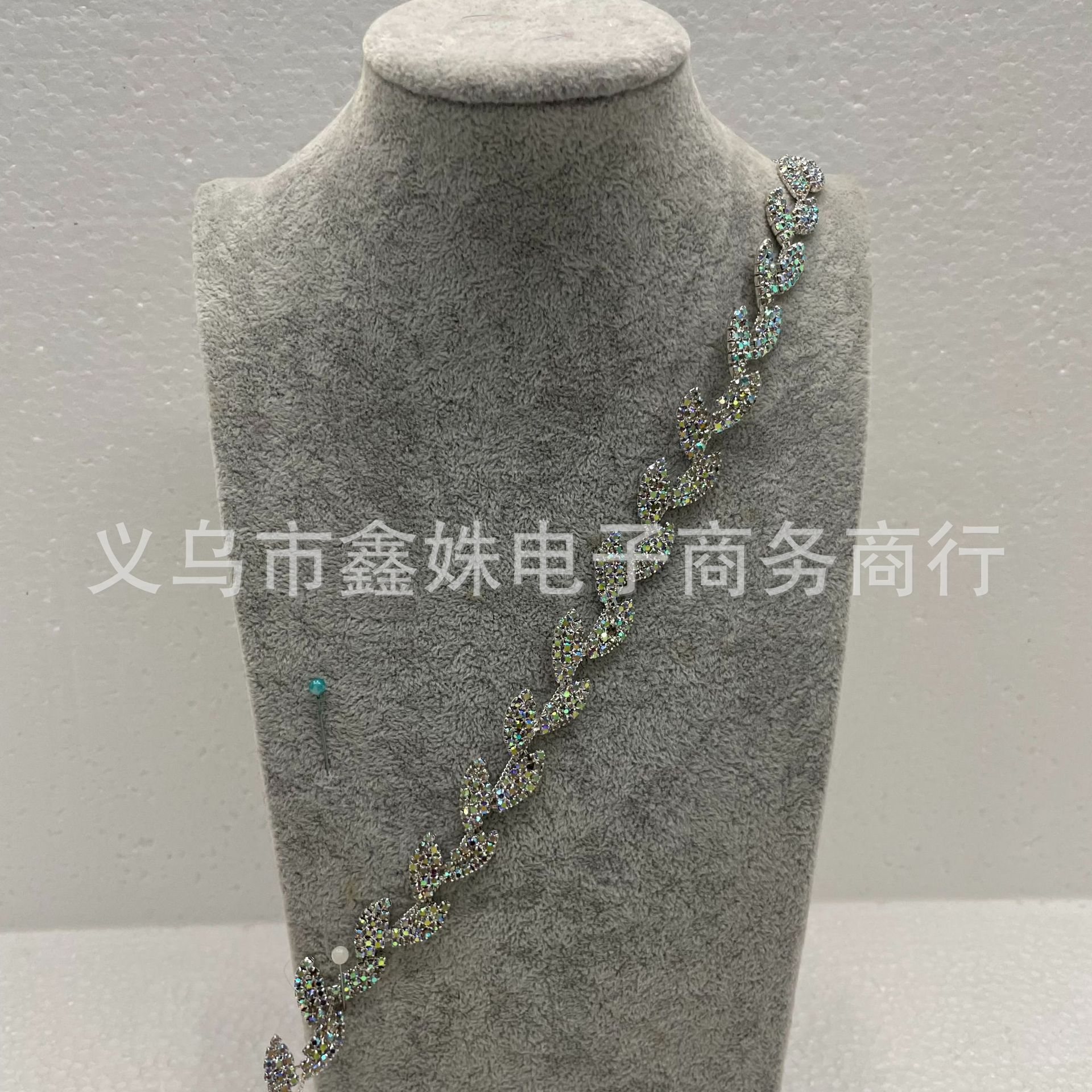 Factory wholesale of large-leafed glass diamonds, DIY water diamonds, clothing accessories, textile accessories, wedding gowns and evening gowns, diamond ornaments details Picture