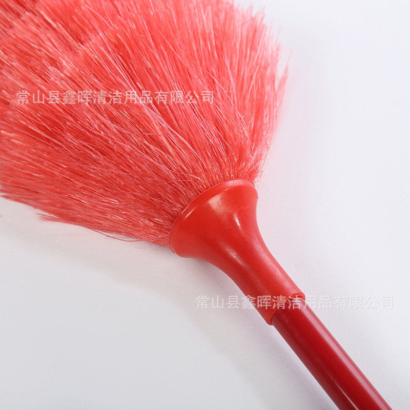 The extendable and extended chicken feather duster is a simple style duster for home use. It makes it easy to clean the crevices in the ceiling and high places Item Picture