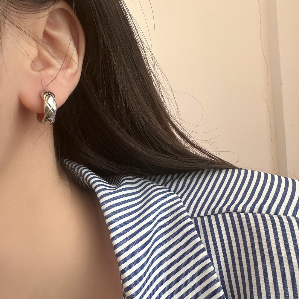 Ins-style diamond-shaped earrings with a niche design sense, a high-end feel, and a light luxury, simple and elegant earring style Specification image