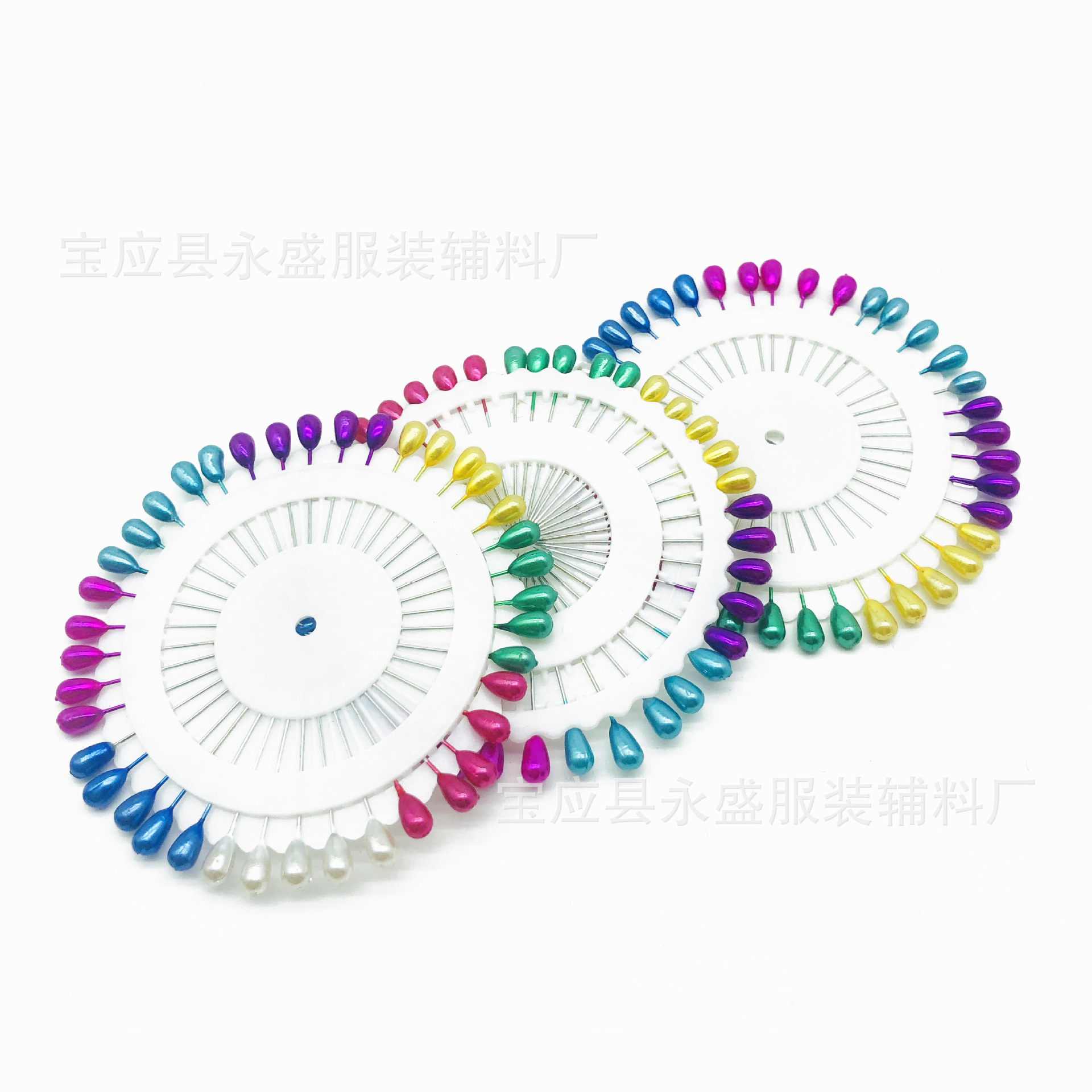 وزوّد الصانع قطعة من الدبابيس المصنوعة من الكمثرى الملونة في شكل دبابيس مزخرفة باللحن Item Picture