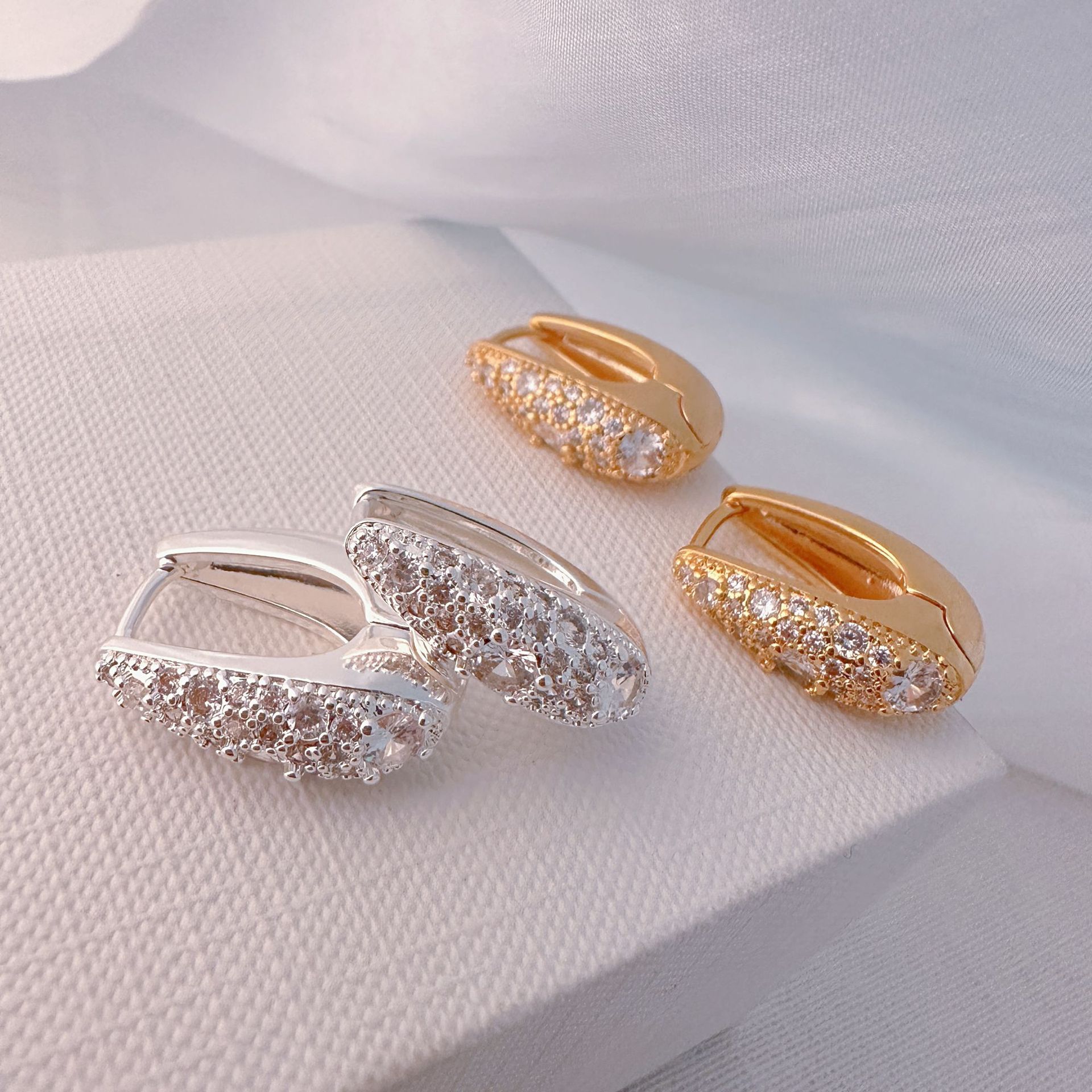 The micro-inlaid zircon and diamond-encrusted oval metal ear buckles, the shiny zircon ear buckles, are fashionable, simple and elegant in design, versatile for women Specification image