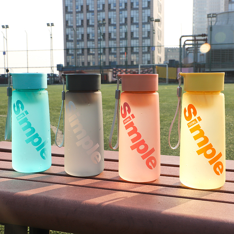 Portable plastic anti-drop tea cup for students, high-temperature resistant, direct drinking cup, fashionable sports water cup, large capacity for men and women Application Scenario