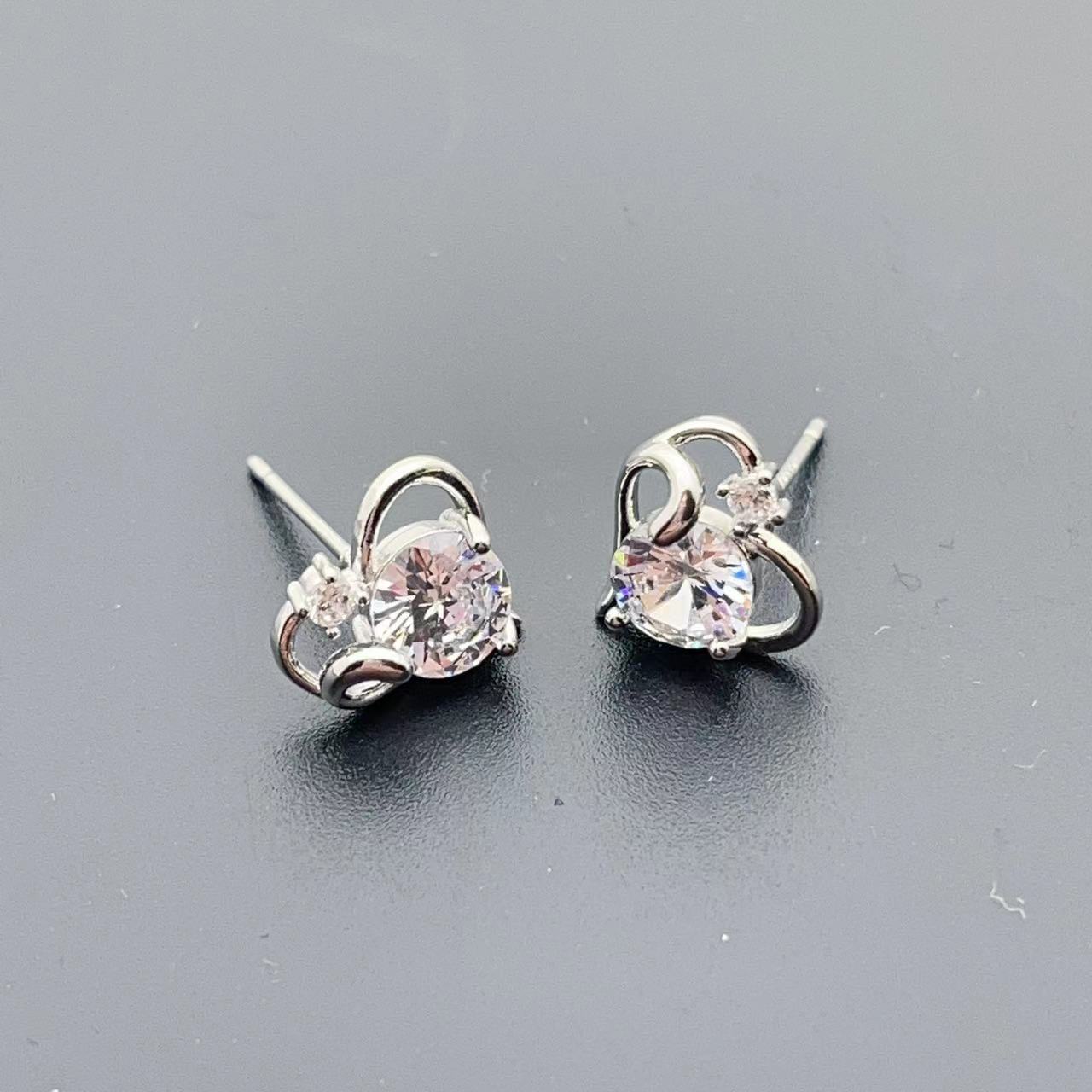 Heart-shaped four-leaf flower, water drop sunflower, zircon stud earrings, women's niche design sense, simple and elegant earrings wholesale supply Specification image