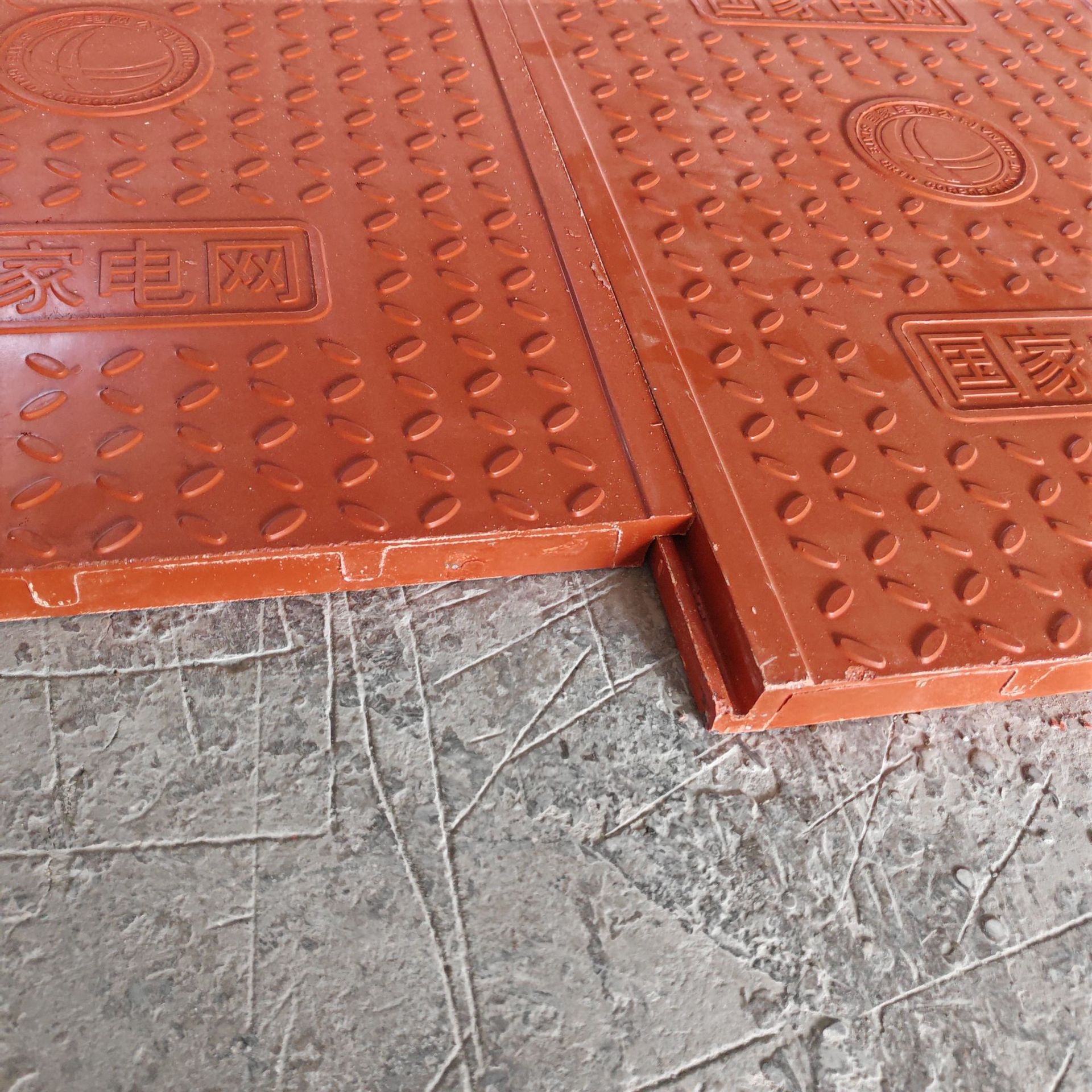 In-stock composite cable trench cover resin leak-proof power well cover composite resin waterproof, pressure-resistant and anti-slip Application Scenario
