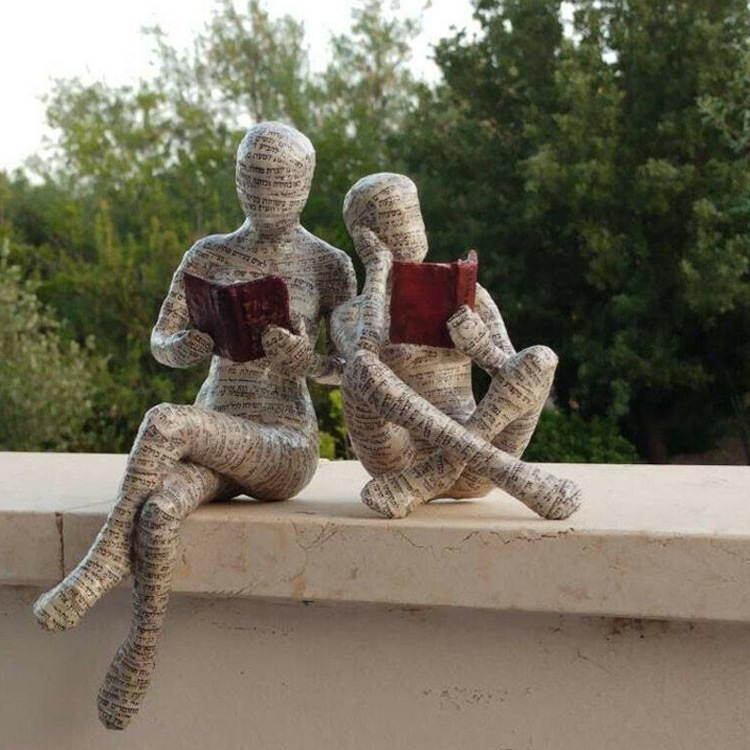 Cross-border new Reading woman: A paper pulp plastic mold ornament and resin ornament for bookshelf decoration