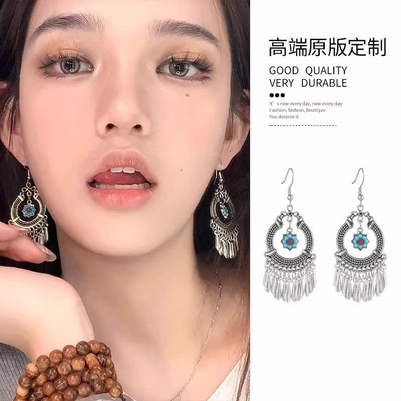 Hot-selling exotic style earrings, retro, artistic, classical and elegant ear hooks, versatile, hollowed-out fashionable tassel pendant earrings Application Scenario