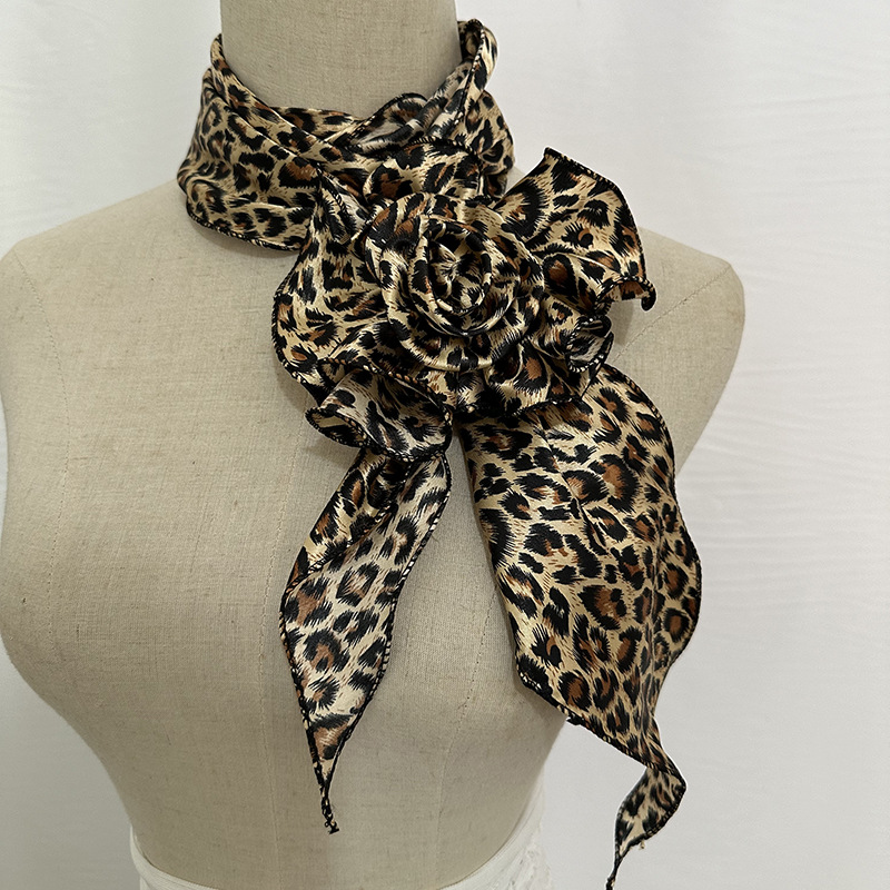 The colorful jacquard fabric is a versatile leopard print decorative scarf with a lantern and large flower layering style, featuring a retro and versatile design Application Scenario