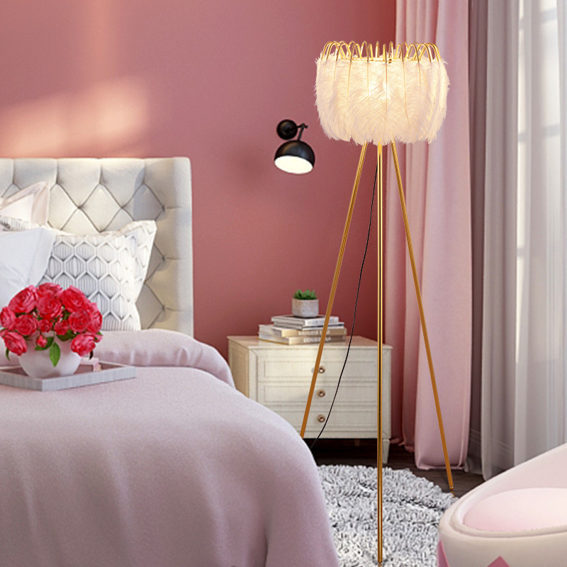 Feather Lamp Ins Nordic Romantic Ostrich Hair Girl Bedroom Bedside Lamp Coconut Tree Wedding Room Network Red Light Application Scenario