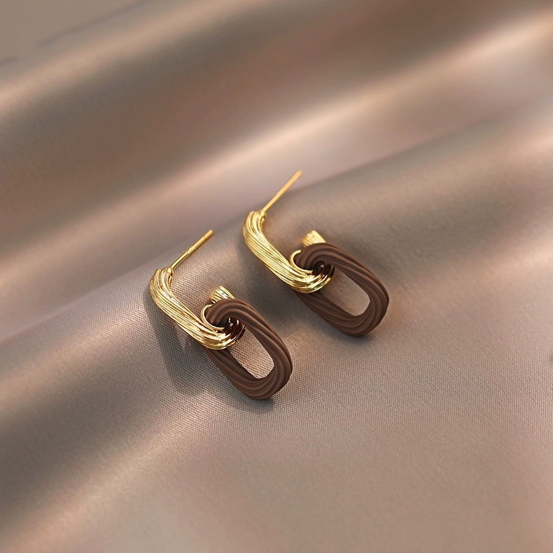 High-end retro hollowed-out square earrings, women's light luxury earrings, autumn and winter fashionable and versatile ear needle accessories wholesale Application Scenario