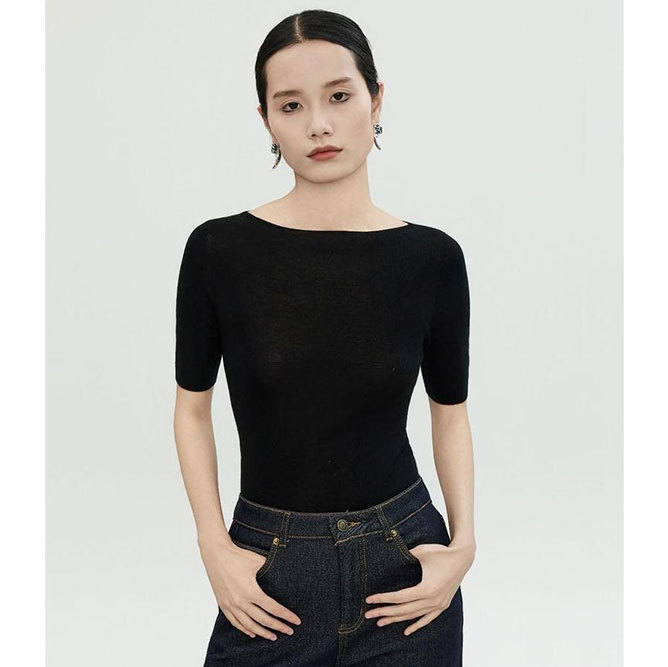 Yangzi yarn 18-needle seamless gentle one-shoulder collar five-quarter short-sleeved, skin-friendly, delicate and figure-hugging 100% wool knitted sweater