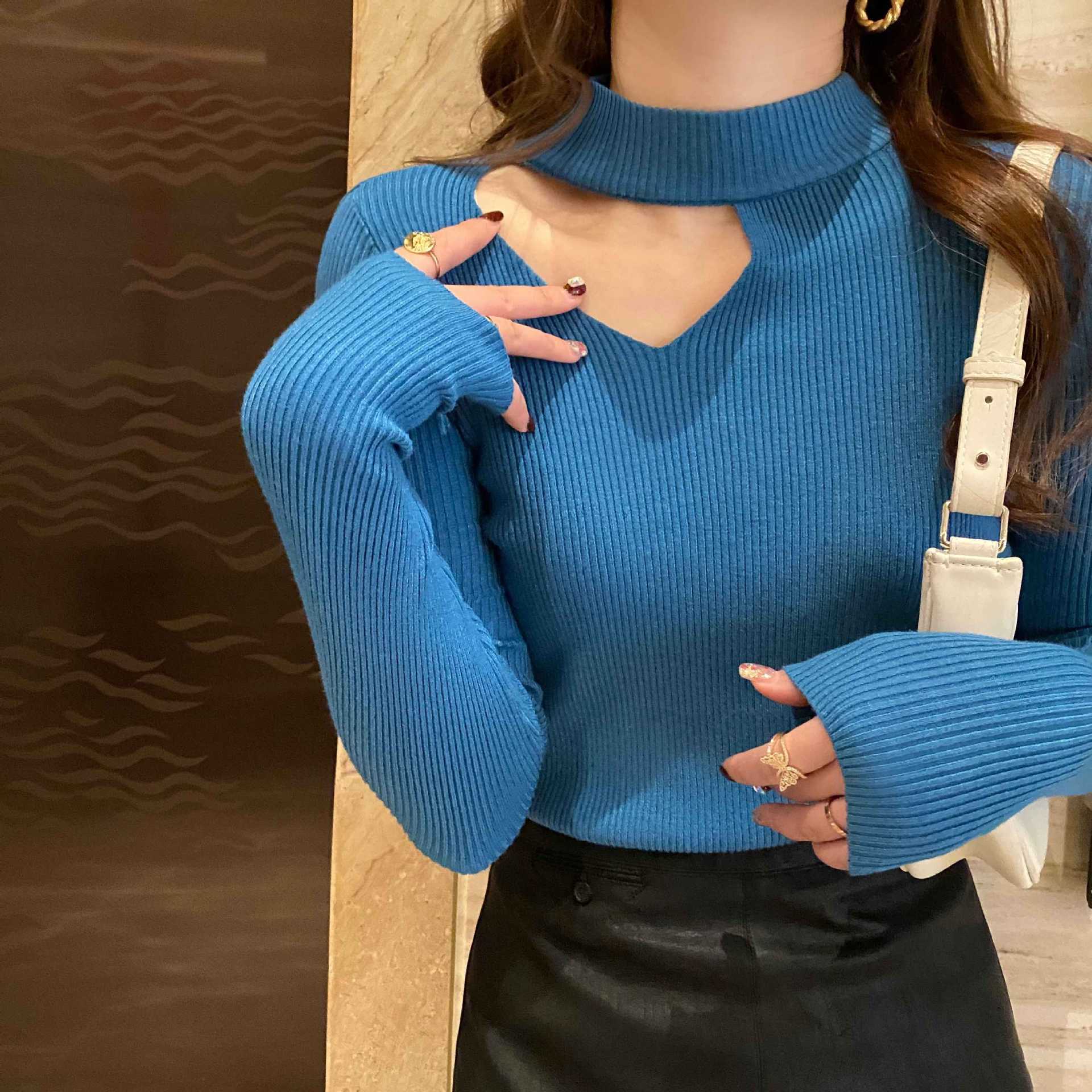 A halter-neck sweater for women to wear as an inner layer in spring, autumn and winter in 2024. It's a trendy, niche knitted collarbone base layer and a sexy top Application Scenario