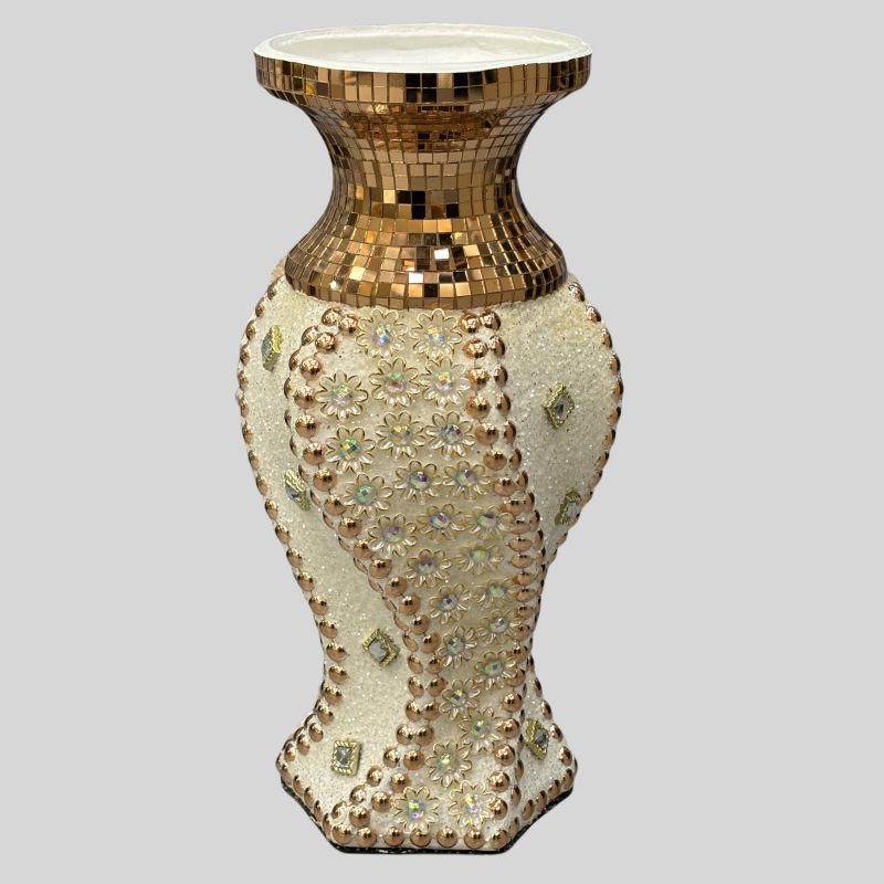 The diamond-encrusted vase is a high-end decorative item with high practicality and appreciation value details Picture