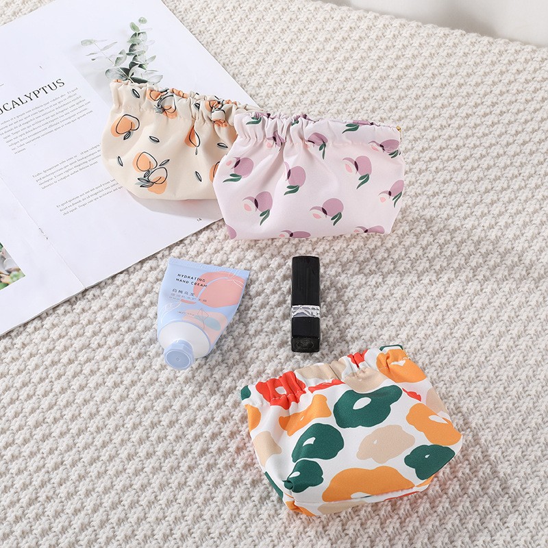 Women's Lipstick Organizer Portable Shrapnel Self-Closing Printed Makeup Bag Mini Key Change Carry-On Bag Application Scenario