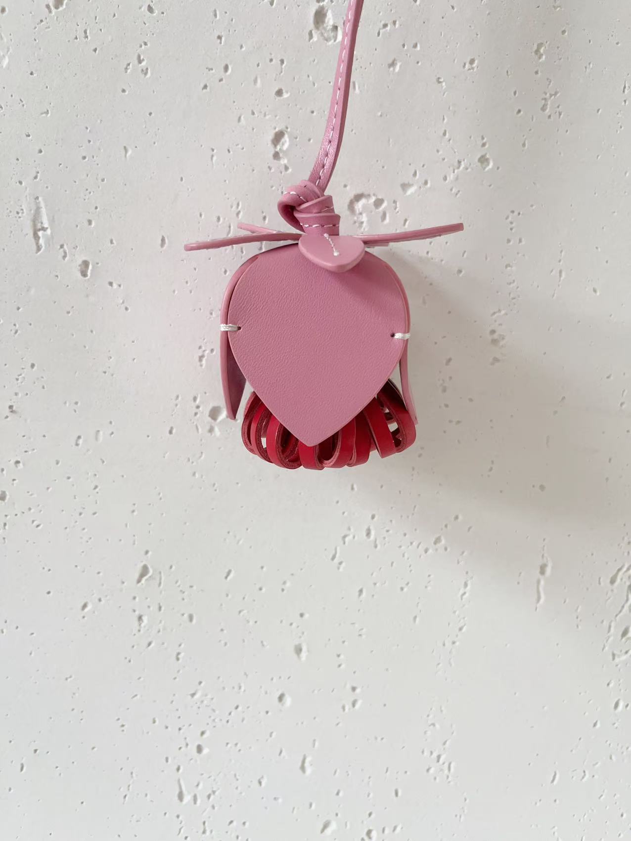 miu's MIu series of genuine leather handcrafted flower bud and flower bag pendants are affordable car pendants and keychains Application Scenario