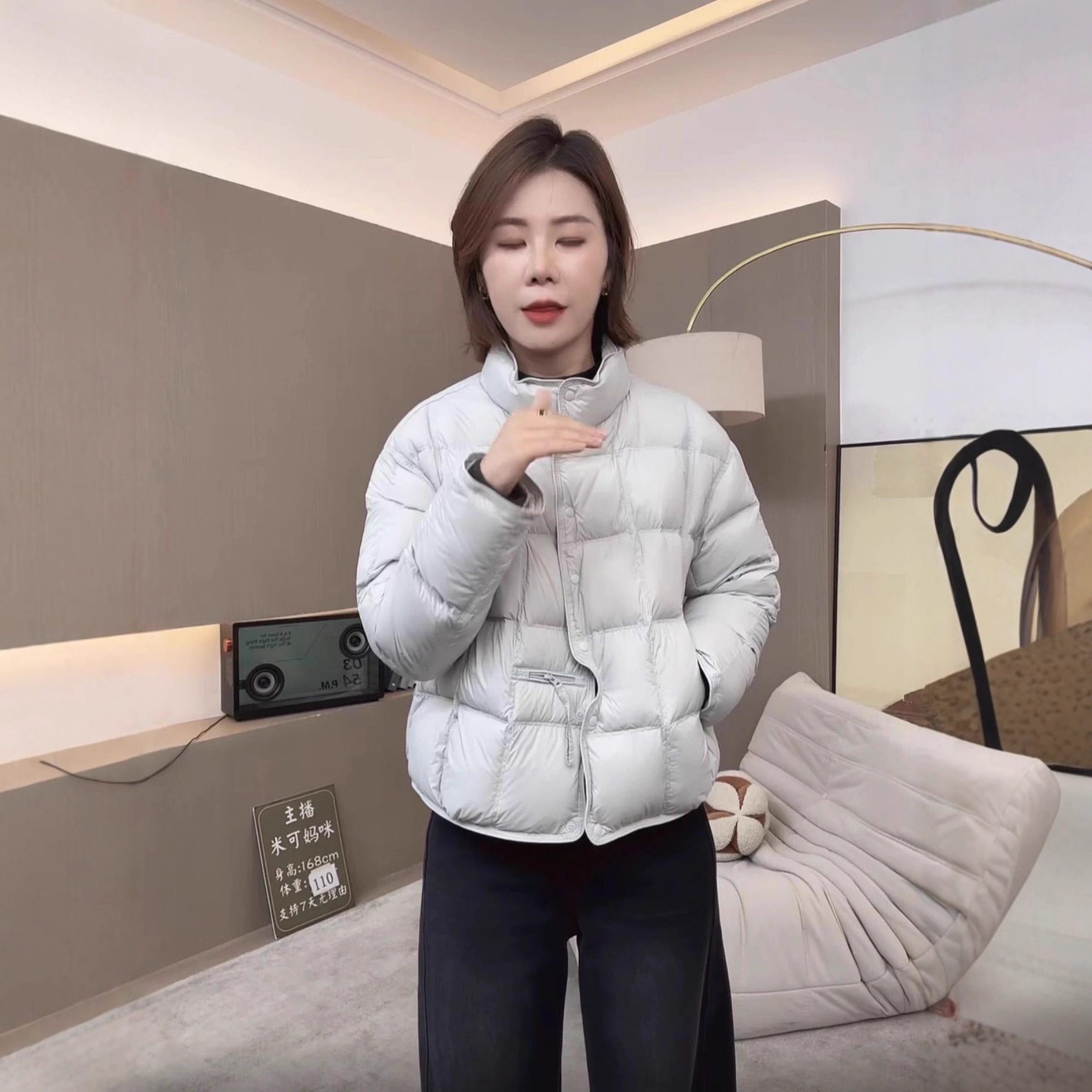 The new winter down jacket for women in 2025 features a short stand-up collar, thickened and warm white duck down bread coat in a simple style Specification image