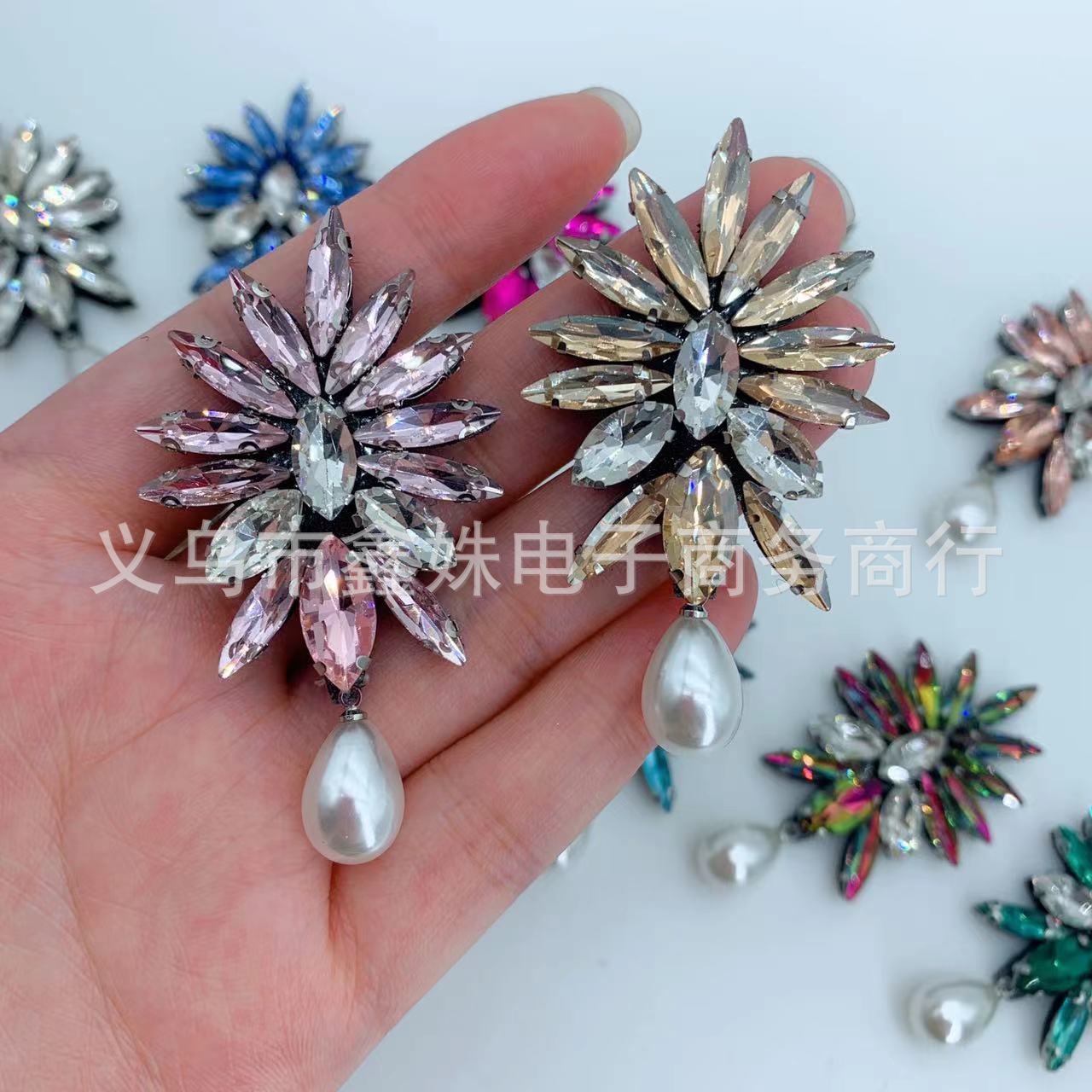 Hollowed-out, colorful flower-shaped rhinestone noosa button accessories are available for cross-border wholesale Application Scenario