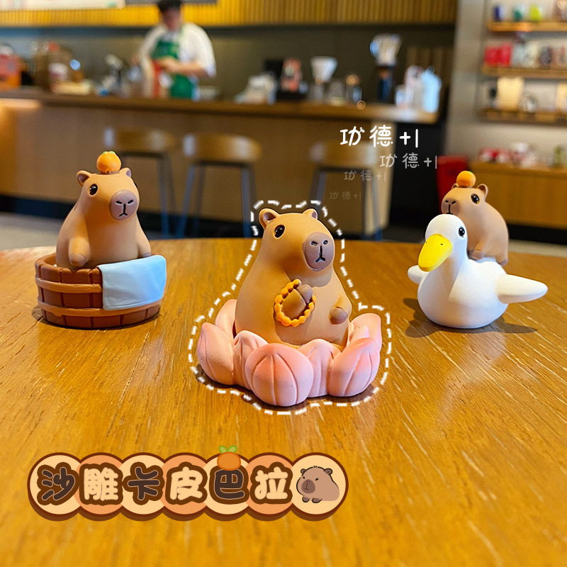 原创佛系水豚可爱时尚创意摆件精致树脂水豚公仔桌面汽车装饰摆件