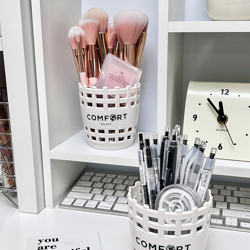 High appearance level, simple pen holder with rattan-like stripes, Korean-style storage cylinder, student desktop office Application Scenario