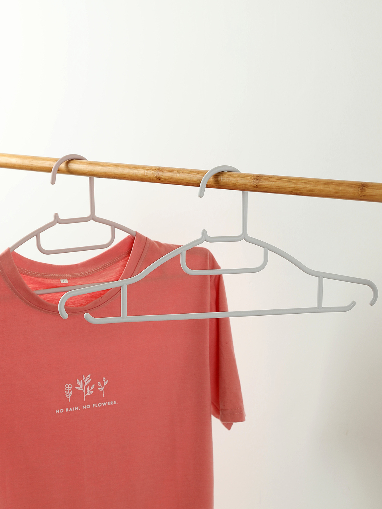 Plastic women's clothes rack non-slip wide shoulder no trace drying clothes rack support simple multi-purpose clothes rack household dormitory full figure