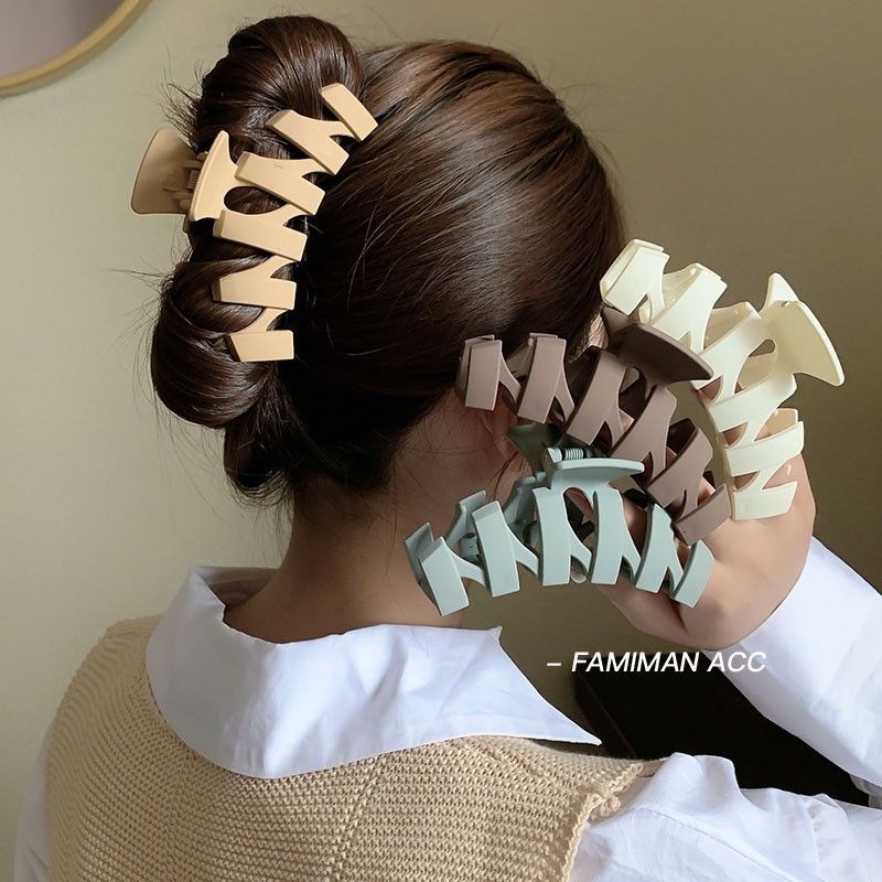 Vintage Acrylic Hair Clip Tray Hair Clip Large Simple Frosted Hair Clip Female Korean Back Head Shark Hair Clip Clip Application Scenario