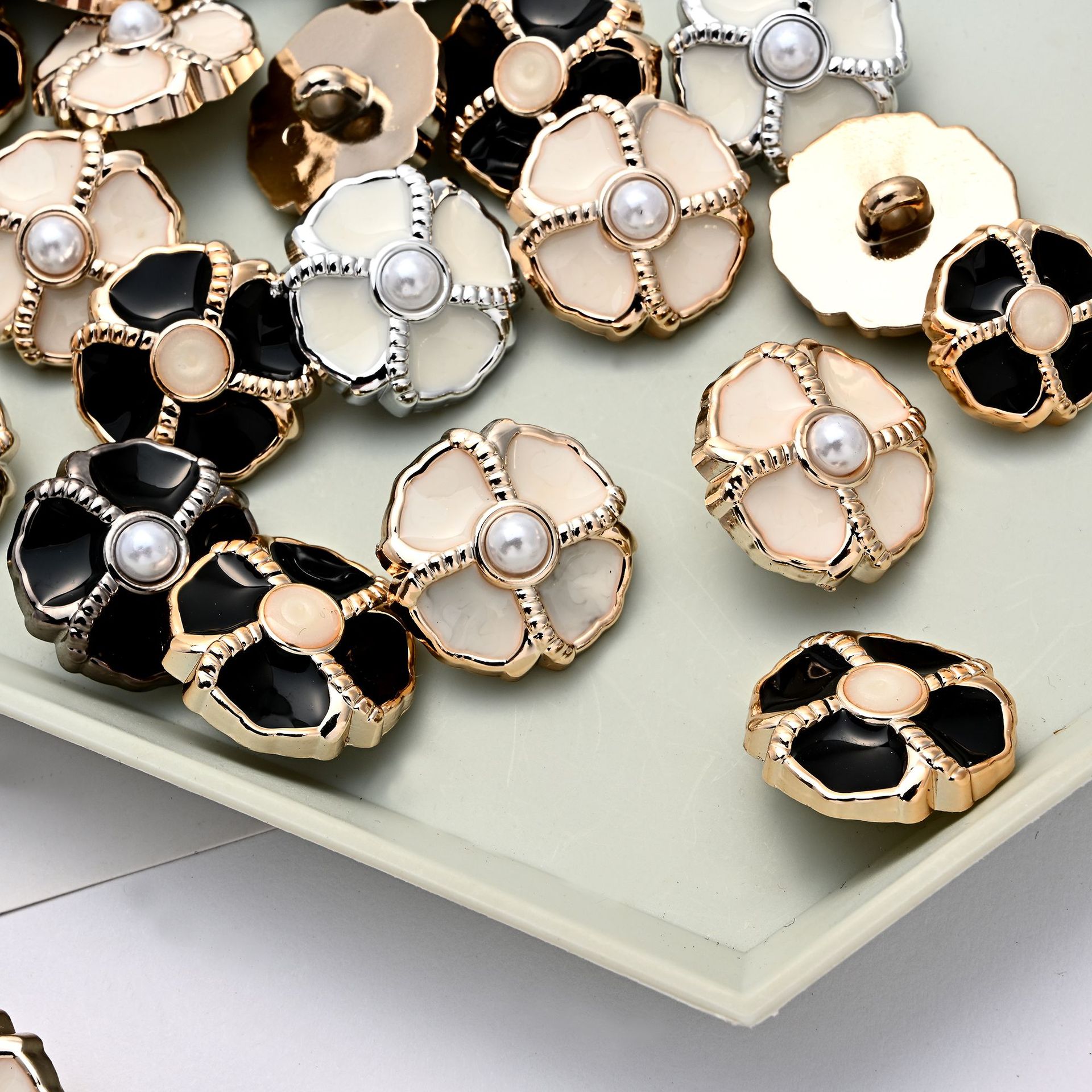 Four-leaf clover gold edge beaded knitted button, heavy industry high-end fabric button, shirt button, decorative button, factory customization Specification image