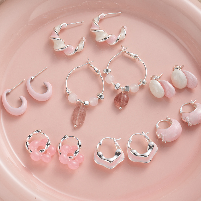 The new pink girlish earrings from Dongdaemun, South Korea, are fresh and sweet in spring. The organza drip glaze flower earrings are for women