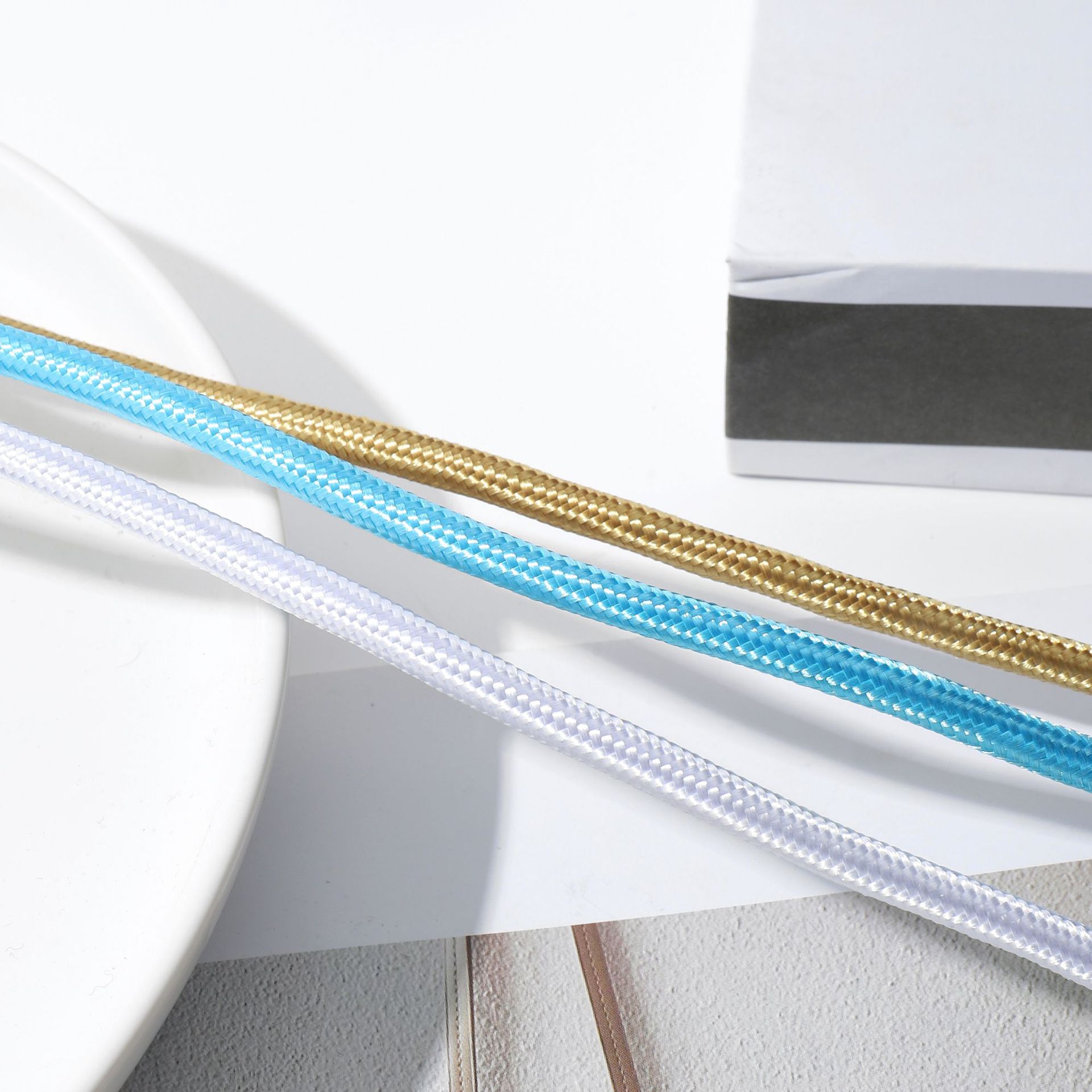 The magnetic curtain clip for headphones features a simple and modern curtain strap and binding rope Specification image