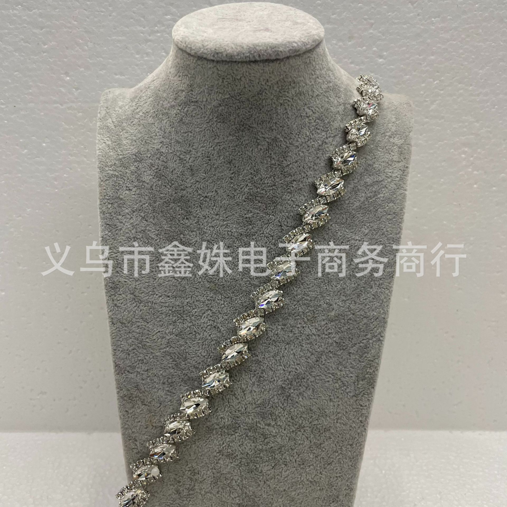 Diamond chain S-shaped water diamond claw chain, clothing accessory waist chain, decorative fancy code chain, AB diamond welded chain, diy accessory Specification image