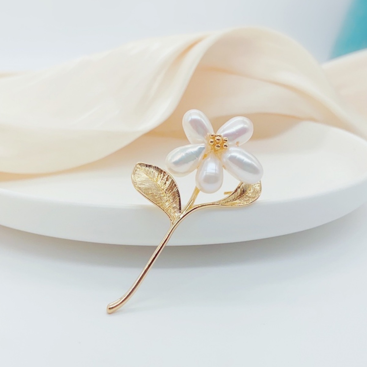 A unique pearl brooch, with a simple, fresh and sweet design, is a cute Internet celebrity bestseller. It is a Christmas brooch and pin decoration, featuring a national trend