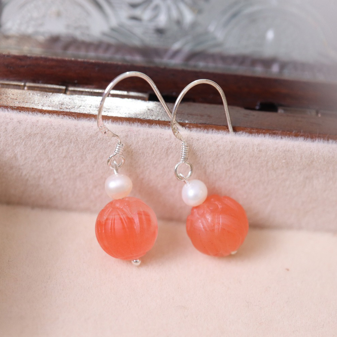 Baoshan Nanhong agate lotus bead earrings, 925 silver gold-plated stud earrings, ancient-style fashionable internet-famous earrings for your girlfriend Specification image