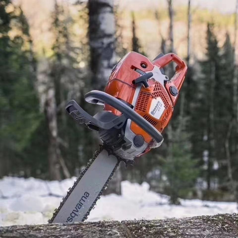Swedish Fushwa Chainsaw 125/130/T435/450/365 High Power Gasoline Saw Huswarner Logging Saw Application Scenario