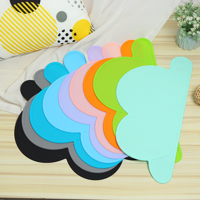 The cat and dog bowl mat, the heart-shaped cloud silicone mat, is convenient to carry and easy to clean when feeding cats and dogs