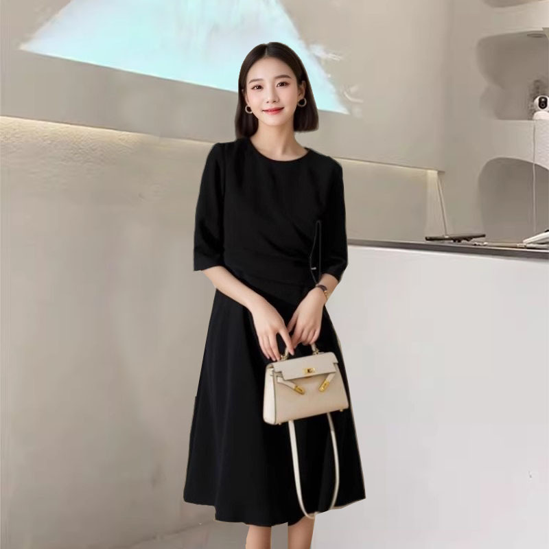 This 2691 plus-size women's dress with a French boat collar and pleated waist is a popular choice for chubby girls. It's a simple and fashionable mid-length dress Application Scenario