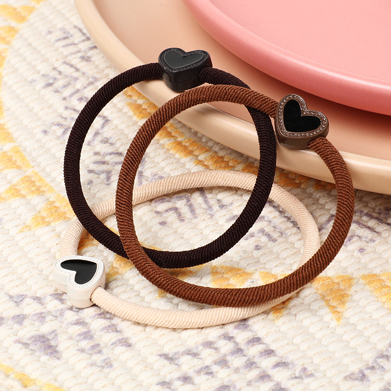 A new, stylish and simple hair band in milk coffee color, a heart-shaped Korean hair accessory that won't damage hair, a hair tie, a ponytail, and a leather band for women Application Scenario
