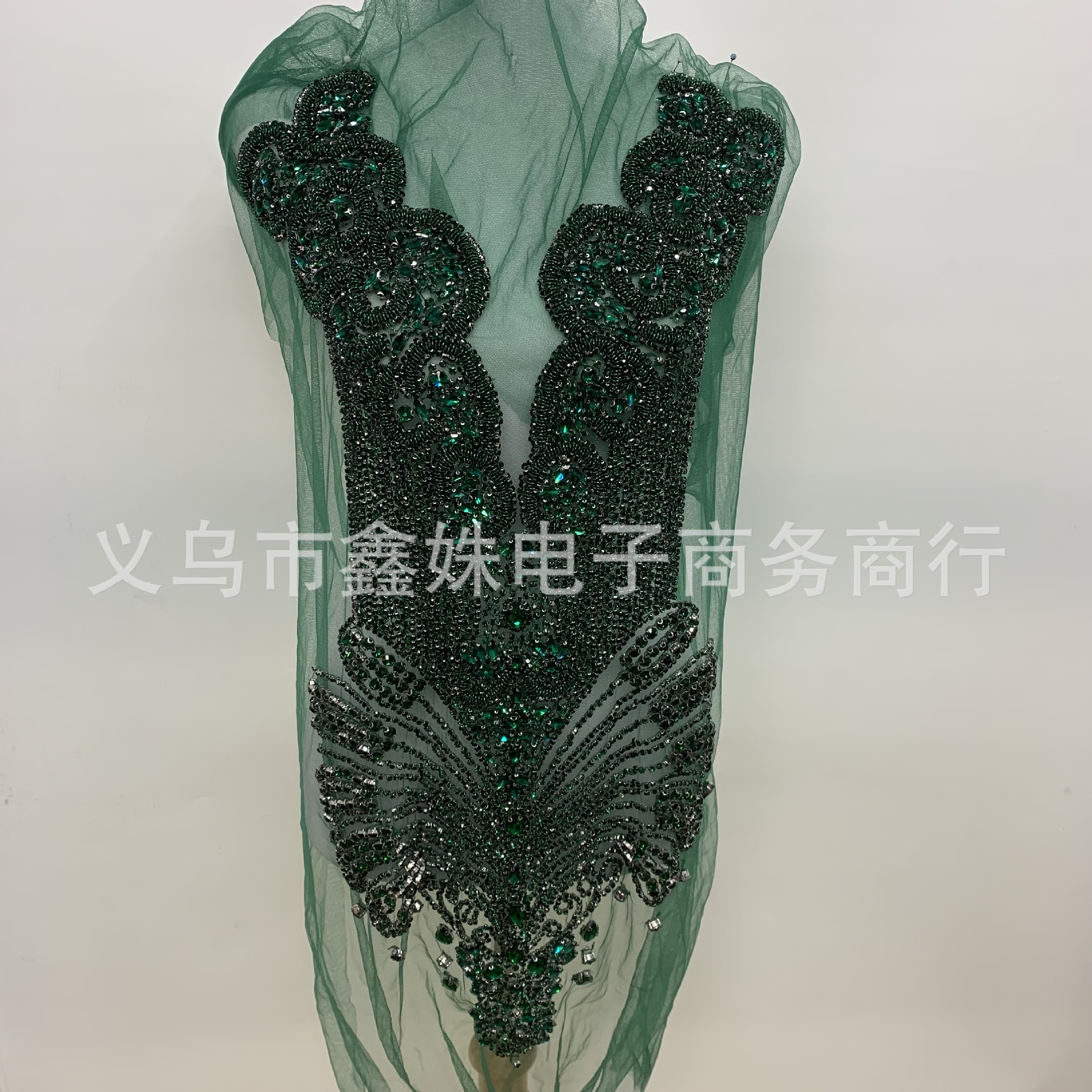 Xiuhefu Heavy Industry Glass drill hand-sewn beaded DIY wedding dress, evening gown, skirt and clothing accessories Application Scenario
