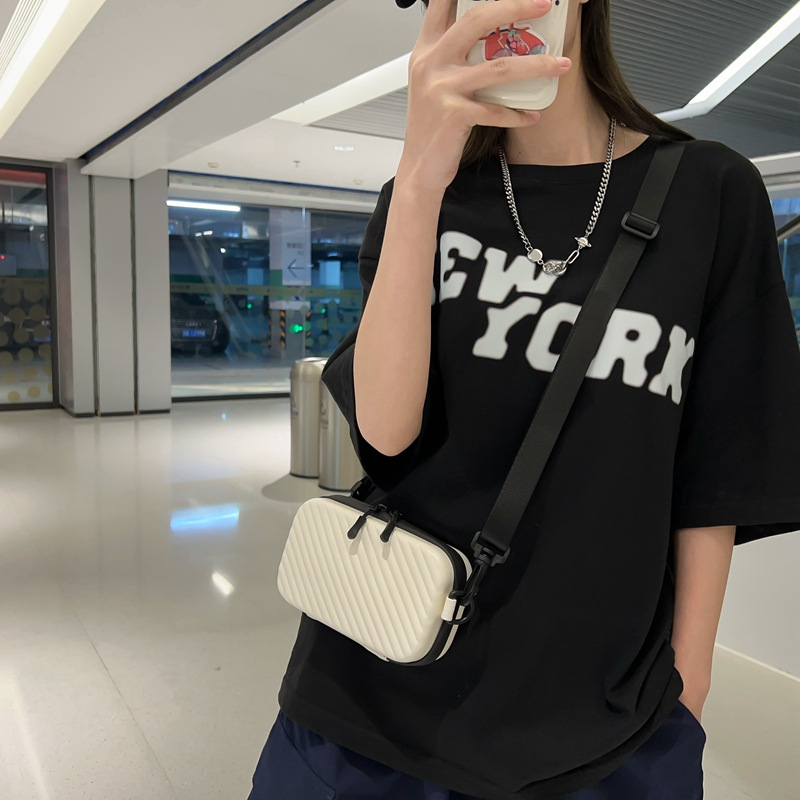 男士斜挎包实物图