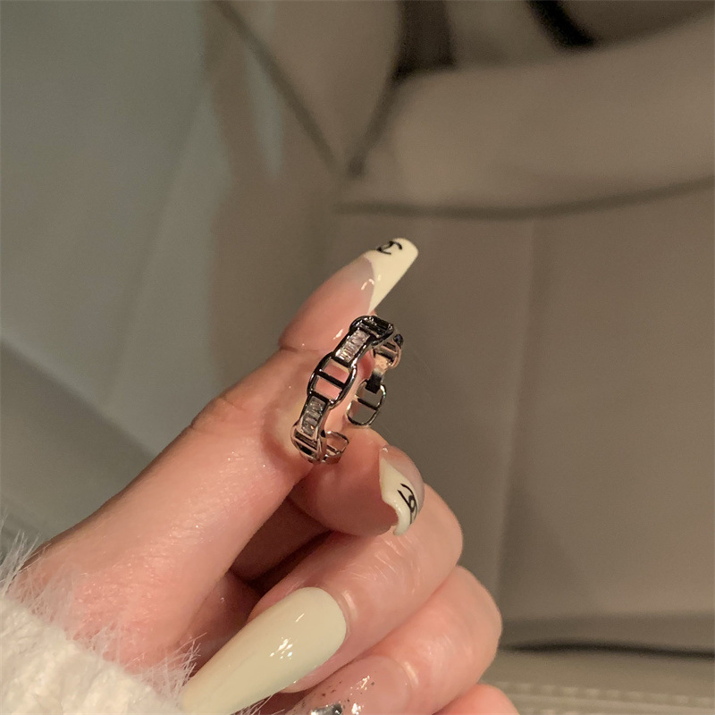 Kimoj's New D-Letter Ring For Women Is Niche, Fashionable And Unique. It Has An Adjustable Opening Index Finger Ring With A Cold Style And A Light Luxury Layering Set For Women Application Scenario