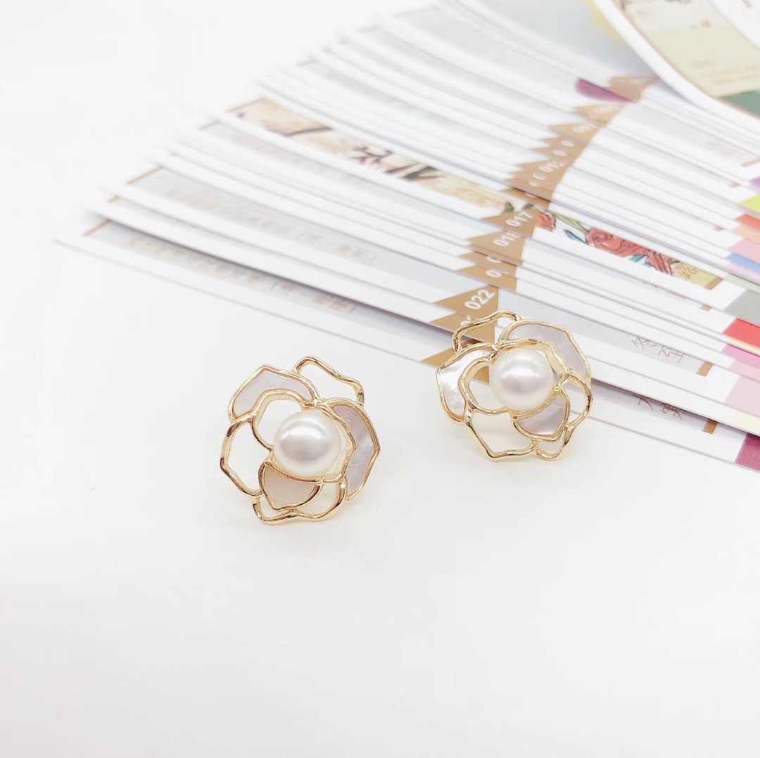 Korean-style mother-of-pearl rose pearl stud earrings are a versatile, niche, and stylish accessory for women. Wholesale of stud earrings Application Scenario