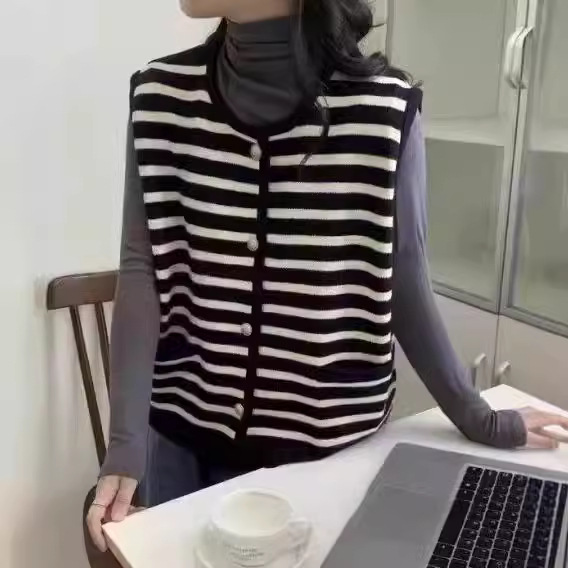 Black and white chanel-style striped sleeveless knitted waistcoat, women's spring and autumn cardigan, with a sweater and vest over it Application Scenario
