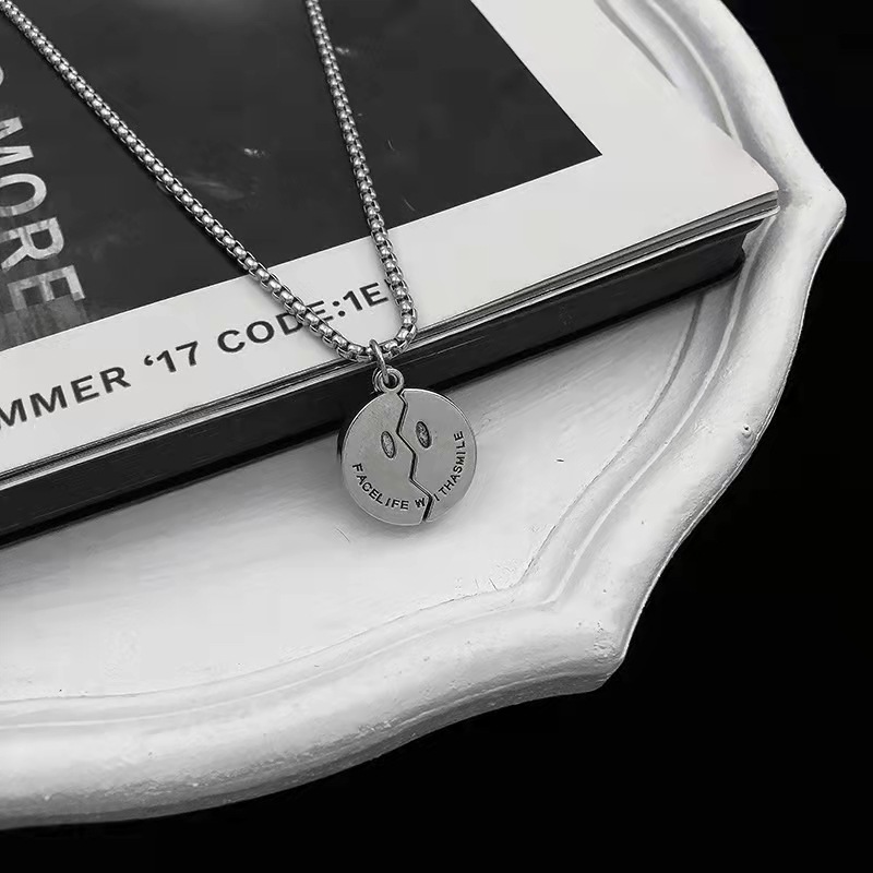 This can be opened and closed. The funny face and smiling face necklace is a trendy, simple and hip-hop pendant for both men and women. It is a versatile and personalized hoodie and sweater chain accessory Application Scenario