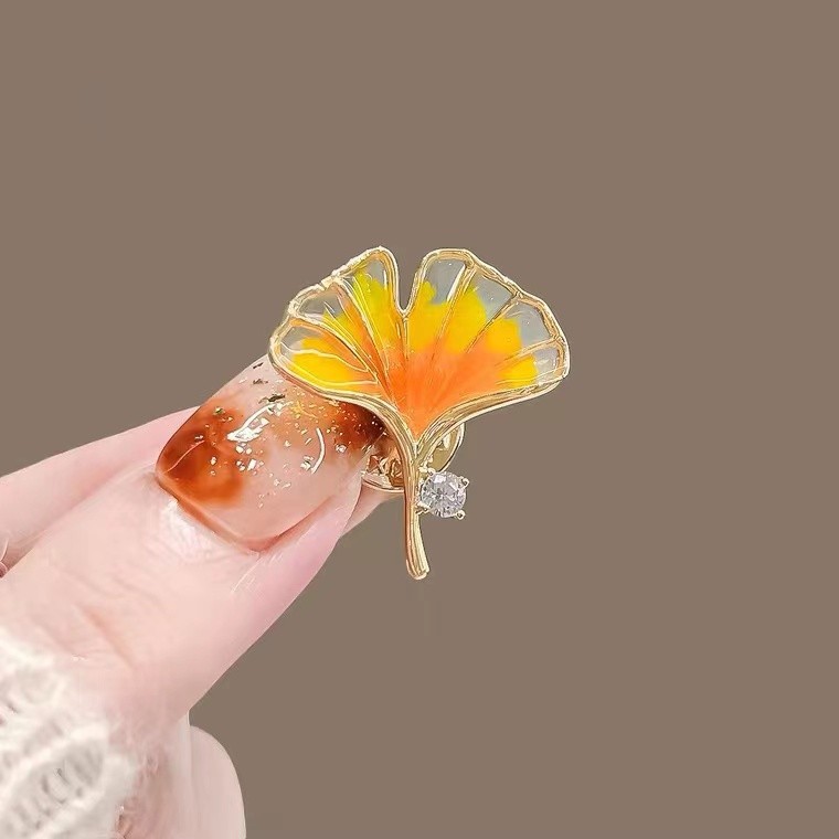 Brooch Anti-Slip Maple Pin Women's Design Corsage Suit Fixed Clothing Accessories French Suit Upscale Buckle Application Scenario