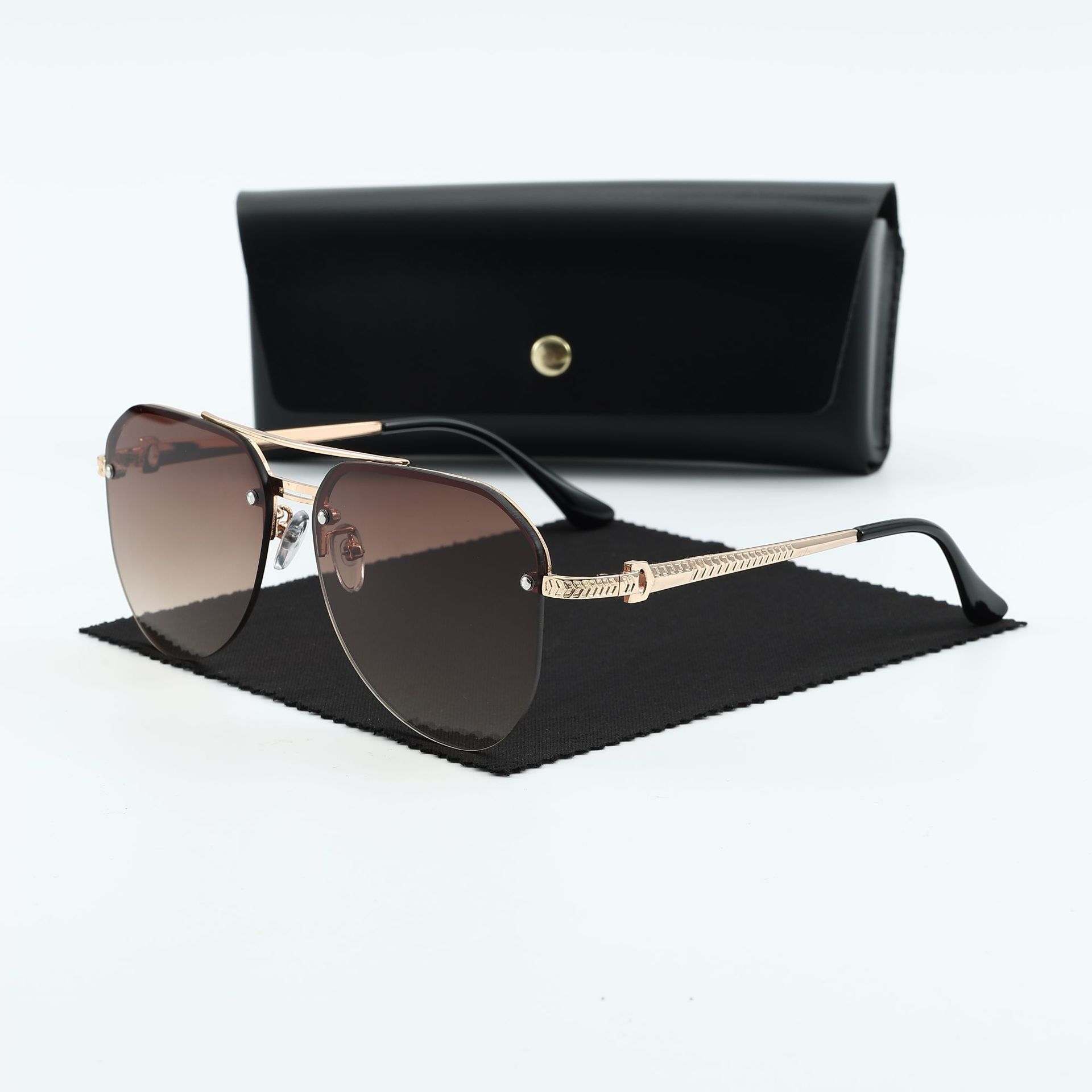 The men's fringed double-beam toad sunglasses exude a sense of sophistication while driving and offer UV protection. The metal frameless sunglasses for women make the face look smaller Application Scenario