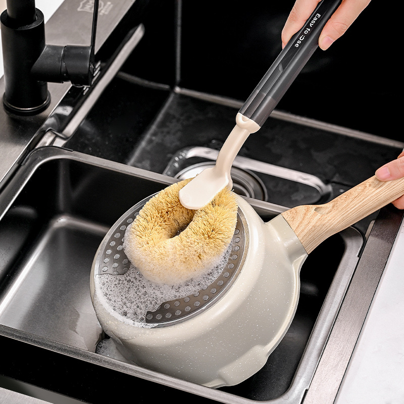 New household pot brush, a kitchen cleaning and scrubbing wonder, can be hung for restaurants and hotel kitchens without getting your hands dirty. Long-handled pot brush Application Scenario